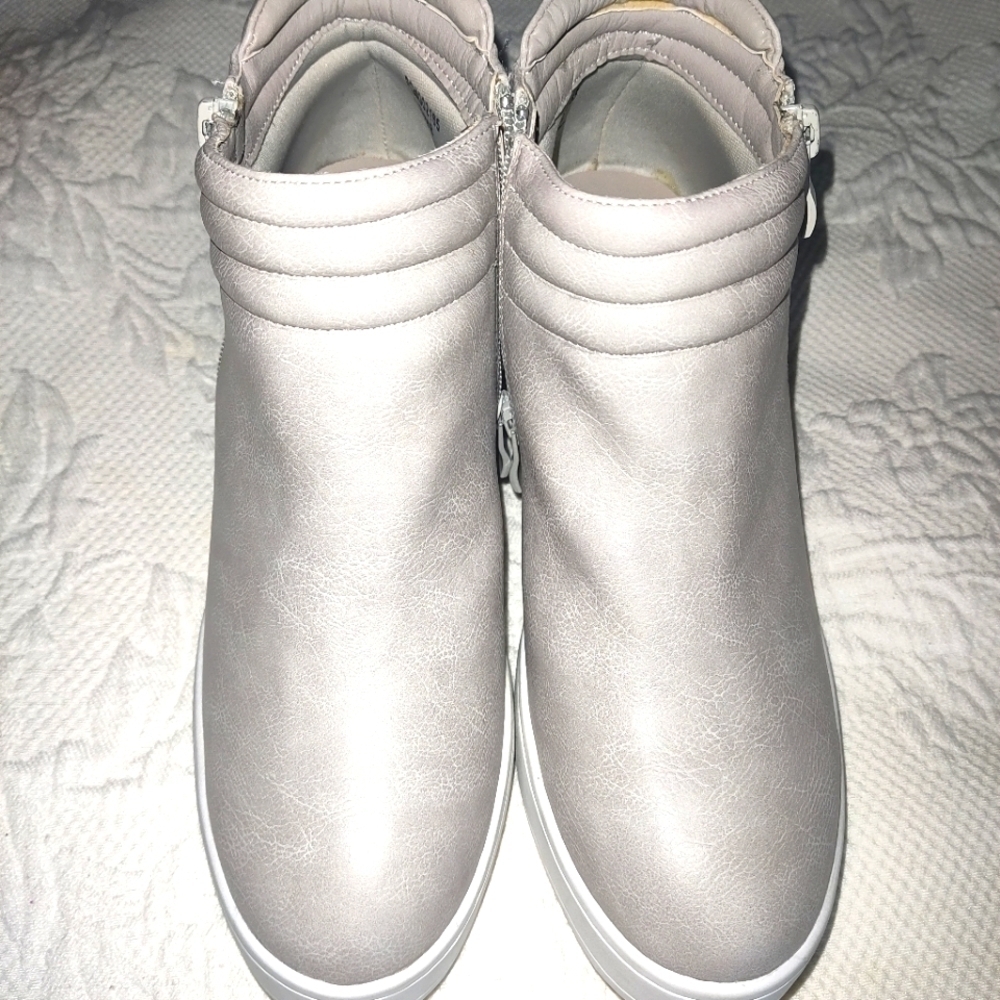 Journey Collection Women's Remmy Wedge Sneaker size 8